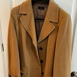 Brooks Brothers camel hair coat absolutely stunning. Size 14
